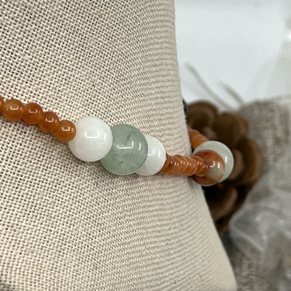 Vintage 14K Beaded Necklace Featuring Jade, Carnelian, and White Stones - Picture 7 of 17